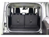 フロアはフラットで、スクエアな室内空間と相まってスペースを隅まで無駄なく活用できます。