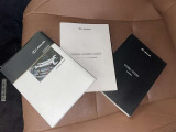 メンテナンスノート、取扱説明書ですね。 車の情報が凝縮されています。 車の整備記録が記載されている大事な物ですよ。
