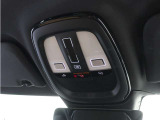 ルーフにあるボタンは、車両が始動しない場合、パンクした場合、または事故に遭った場合などの緊急時に支援の要請に使用できるため、安心感を高めることができます。