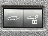 【パワーバックドア】スマートキーや運転席のボタンを押すだけでリアゲートが自動で開閉します!荷物を持っている時や、高い位置にあるバックドアを閉める際に便利な機能です♪