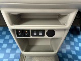 【フロント両席シートヒーター】冬場に重宝します♪車のエアコンではエンジンが暖まるまで暖かい風は出ませんが、電気でシートの中の熱線を暖めるので、エアコンより早く暖まります!