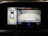 パノラミックビューモニターを装備。駐車場や交差点でクルマを真上から見るように周囲を確認できます。機能の詳細は販売店スタッフまでおたずねください。