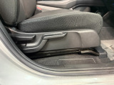 シートハイトアジャスターを装備!運転席の座面の高さを体格やお好みに合わせて調整できます。より自然な運転姿勢を取りやすく、前方の見やすさを調整できるのも嬉しいポイントです。