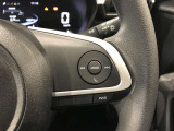 ステアリングスイッチ付きで、運転中に視線を前に向けたまま操作できます。