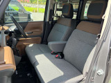 運転席と助手席の間には肘置きが付いており、長距離運転の疲れを軽減できます。