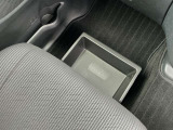 助手席シートの下に、便利な前後スライド式のアンダーボックスを装備。運転用の替え靴や、車内に常備したいこども用品、着がえた服などを収納できます