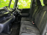運転席周りも使いやすく、必要な機能が手の届く範囲に配置されています。安全で快適な運転をサポートする、優れた設計です。