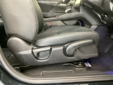 【前席】運転席にはシート高を調整できるハイトアジャスターが装備され、幅広いシートポジションの設定が可能になっております♪