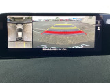 狭い場所での駐車やすれ違いなどでより的確な運転操作に役立つ360&deg;ビューモニターが装備されています。