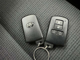 スマートキーをポケットやバッグに携帯していれば、キーを取り出すことなくドアハンドルを握り解錠、ドアハンドルのセンサーに触れるだけで施錠できます。