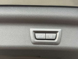電動リアゲート付。荷物が両手で塞がっていてもワンタッチボタンで自動でリアゲートを開閉できる優れもの!重宝する事間違いなしです。