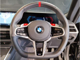 【ハンドル】ドライバーとBMW車の一体感がダイレクトに伝わるステアリングホイール。形状・太さへの拘りに加えて、操作性を高める為にスイッチ類も配置。クイックかつ安定のドライビングを体感下さい!