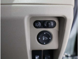 電動格納ミラーになっておりますので、車内からミラーの角度の調節、開いたり・格納ができて便利です♪