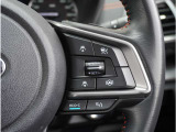 ステアリングのスイッチを押すとアイサイトの運転支援機能が作動。幅広いシーンでアクセル・ブレーキ・ステアリング操作のアシストを行い、快適なロングドライブをサポートしてくれます。