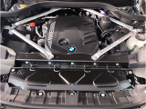 【BMWクリーンディーゼル】市場をリードするディーゼルエンジン。低回転ステージ専用ターボが走り出しから効果的に過給を行いスムーズな発進加速や低燃費を実現。ディーゼルの常識を超えたスポーティな走りを!