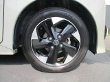 おしゃれは足元から。日産純正のアルミホイールで足元すっきり。タイヤサイズは155/65R14になります