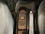 運転席、助手席間にはカップホルダーと電源の取れるアクセサリーソケットも装備済みです。