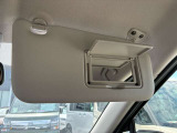 眩しい日差しをしっかり遮ってくれるサンバイザー!日中の運転でも、視界がラクになって安心です。バニティミラー付きなので、信号待ちや駐車中にサッと身だしなみチェックもOK、女性にうれしい気配り装備ですね