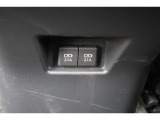 後部席へ乗車して携帯電話などを充電する時に前から配線を伸ばすとごちゃごちゃして邪魔になりがちですよね。そんな煩わしさを解消する後席側USBポート☆