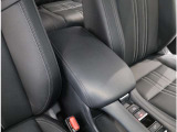 肘置き(小物収納付)がありますので運転時の負担軽減してくれます。