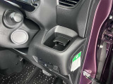 【ドリンクホルダー】さまざまな場所にございますので便利ですよ。