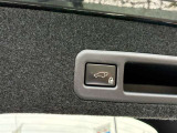 後ろが狭くてもサッと積めるバックドア。後ろの駐車スペースが狭い時に重宝しますよ♪