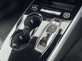 Audiのシフトレバーは、高級感と先進技術を反映したデザインが特徴です。オートマチックトランスミッションやデュアルクラッチトランスミッション(Sトロニック)を採用しております。