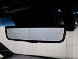 デジタルインナーミラー(前後方録画機能付)が装備されています。車両後方カメラの映像をミラー内のディスプレイに表示。車両前後のカメラで撮影した映像をデジタルインナーミラー内のSDカードに録画します。