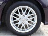 タイヤサイズは、165/55R15です。高品質でデザインにも優れている純正アルミホイールが装備され、スポーティーな雰囲気を演出しています。