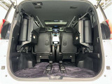 3列目シートは跳ね上げ式で折りたたみ可能です。キャンプ用品など大きな荷物もばっちり収納可能です!