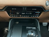 エアコン操作部の下には、Qi規格対応のワイヤレスチャージャーを搭載。その手前にはMi-DRIVE切替スイッチを配置。SPORT/NOMAL/OFF-ROADの切替が可能です。