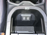 スマートフォンやお手持ちの機器のバッテリー残量が少なくなっても、運転中に充電ができるので安心ですね!