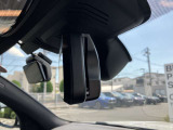 自動防眩機能を備えたルームミラー。ETC車載器を搭載しておりスタイリッシュかつ機能性を兼ね備えております。