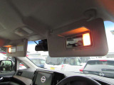 照明付バニティーミラー★運転席、助手席に装備しています。