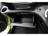 グローボックスに加え更に便利な収納スペースの助手席オープントレイがあります!