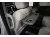 乗り降りらくらく!アシストグリップ装備!シートテーブル装備!車内での軽食などにテーブルとして利用できます♪