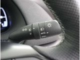 周囲の明るさをセンサーでキャッチして、ヘッドライトを自動的に点けてくれる賢い機能です!