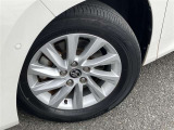 純正アルミホイールです。車種ごとに専用設計されいるのでデザインも外観にマッチしてますね!