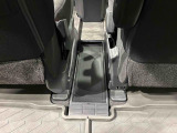 ポーチやセカンドバッグなど置くのに便利なセンターフロアートレイ。
