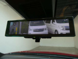 スマートルームミラーは、車両後方に設置されたカメラの映像を、ルームミラーに映し出すことで、死角をなくし、安全性を向上させることができます。また、夜間や雨天時でも、クリアな映像を映し出すことができます。
