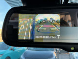 ディスプレイ画像の左側は運転席から見ることのできないフロント左側を映している画像です、狭い道や幅寄せ時に便利です。