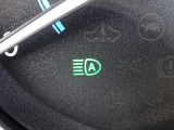 【ハイビームアシスト】先行車または対向車の有無や周辺の明るさなどに応じて、ヘッドライトのハイビーム(上向き)とロービーム(下向き)を自動で切り替えます。