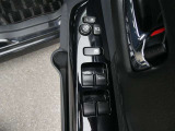 運転席からでも各ウインドウを操作できるスイッチ付き!