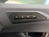 運転席シ-トポジションメモリー(3メモリ-)、ドライバー3名分のシ-トポジションを記憶・再現できる機能を搭載しています