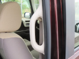 【センターピラーグリップ】お子様や年配の方がラクに乗り降りできるように、後部座席の乗車口には手すりがついています。