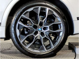 【BMWアロイホイル】軽量かつ強度に拘ったアロイホイル。走行性能ポテンシャルを引き出す設計。車の足元を引き締めてくれる大きなポイントはアロイホイルです。