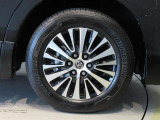 純正のアルミホイール装着車です。タイヤサイズは235/60R17です。