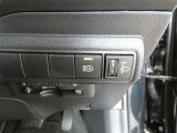 オートマチックハイビーム装備です。先行車や対向車のライトを認識し、ハイビームとロービームを自動で切り替える機能です。夜道の視界を確保します。詳細は販売店スタッフまでおたずねください。