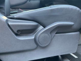 運転席シートリフター(ラチェット式)で、座面の高さも上下に動き、体格にあわせて調整ができ広々でゆったり運転できます♪