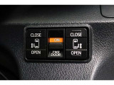 両側電動スライドドアはドアの直接操作以外にも運転席からのスイッチ操作やリモコン操作でも開閉が可能!狭い駐車場などでもドアの開閉が楽々・安心ですね!